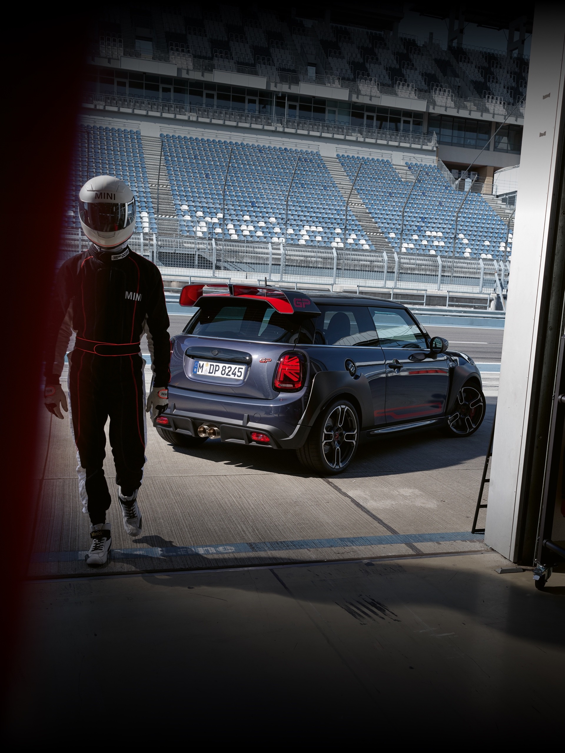 MINI John Cooper Works GP – zij- en achteraanzicht – circuit MINI John Cooper Works GP – zij- en achteraanzicht – circuit
